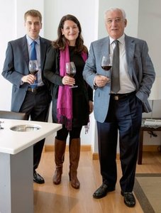 Foto von JÉSUS MARTÍNEZ JR. UND ANA BUJANDA MIT IHREM VATER JESÚS MARTÍNEZ BUJANDA